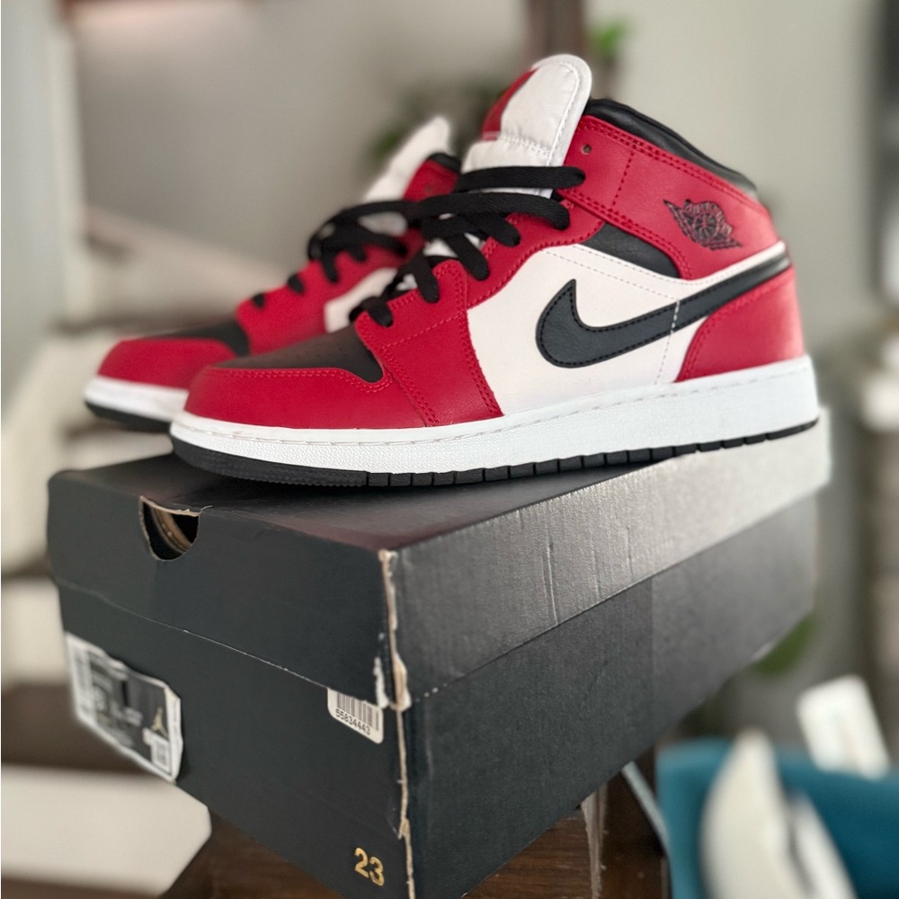NIKE AIR JORDAN 1 MID GYM RED 6.5Y WOMENS 8